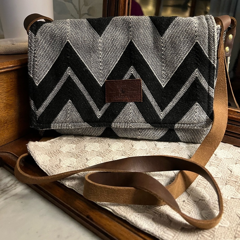 SASSY SPARROW Woven Chevron Crossbody Purse with Genuine Leather Strap 10 x7 in